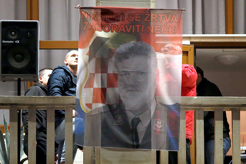 © APA/AP/Amel Emric Fahne zeigt General Slobodan Praljak