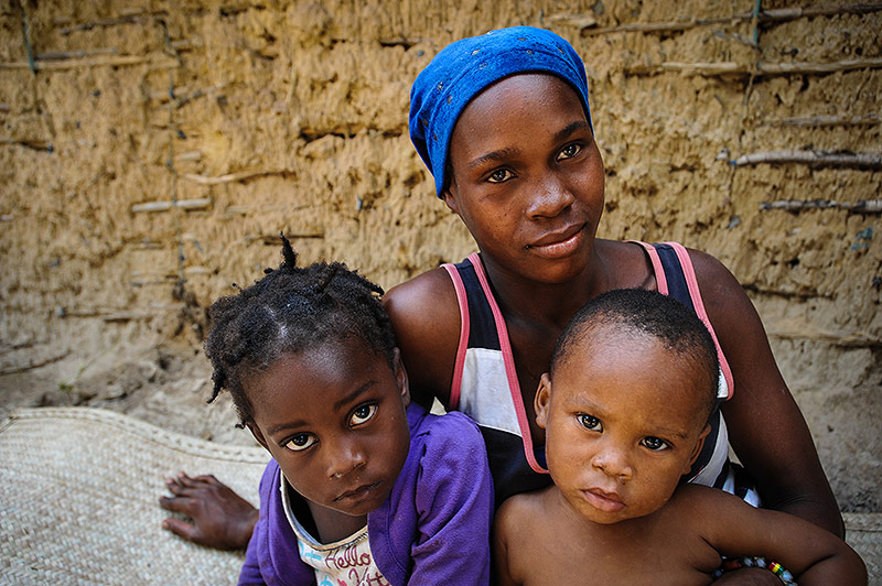 © Gethin Chamberlain Junge malawische frau mit zwei Kindern