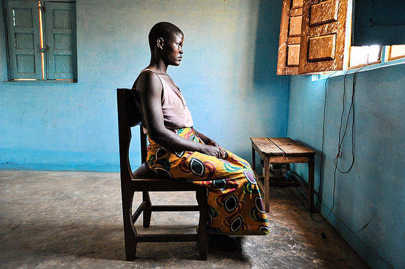 © Gethin Chamberlain Junge malawische Frau sitzt auf einem Sessel