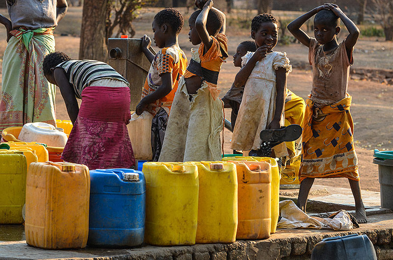 © Gethin Chamberlain Malawische Kinder bei einer Wasserstelle