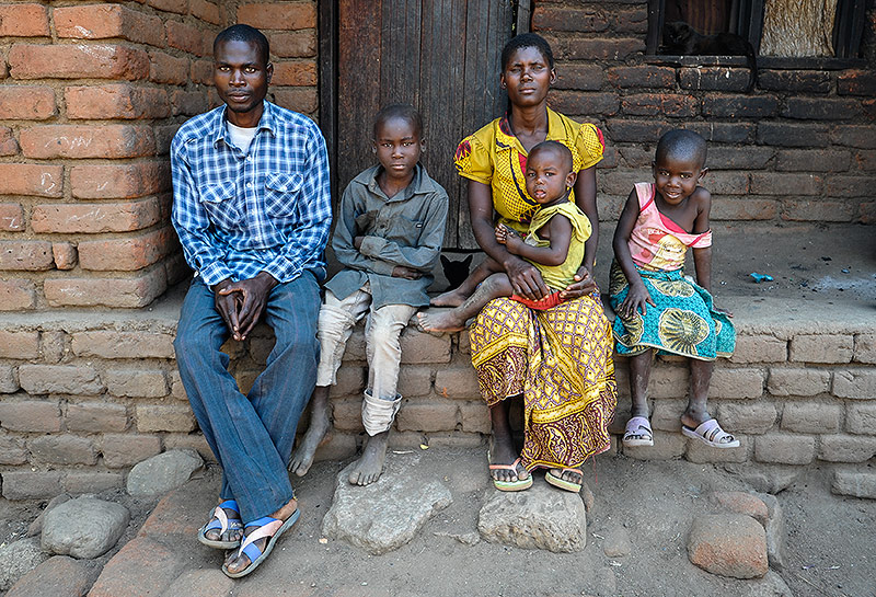 © Gethin Chamberlain Junge malawische Familie mit drei Kindern
