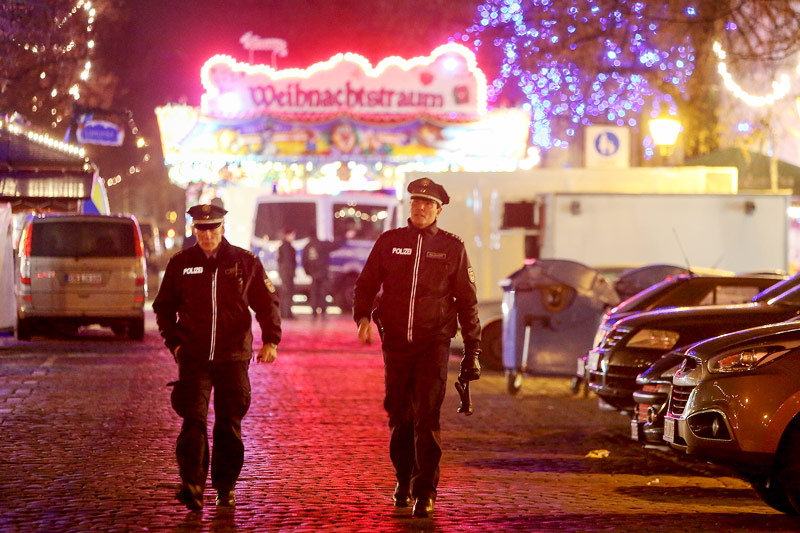 © APA/AFP/Adam Berry Einsatzkräfte am Weihnachtsmarkt in Potsdam