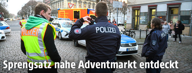 Polizisten vor dem abgesperrten Adventmarkt in Postdam
