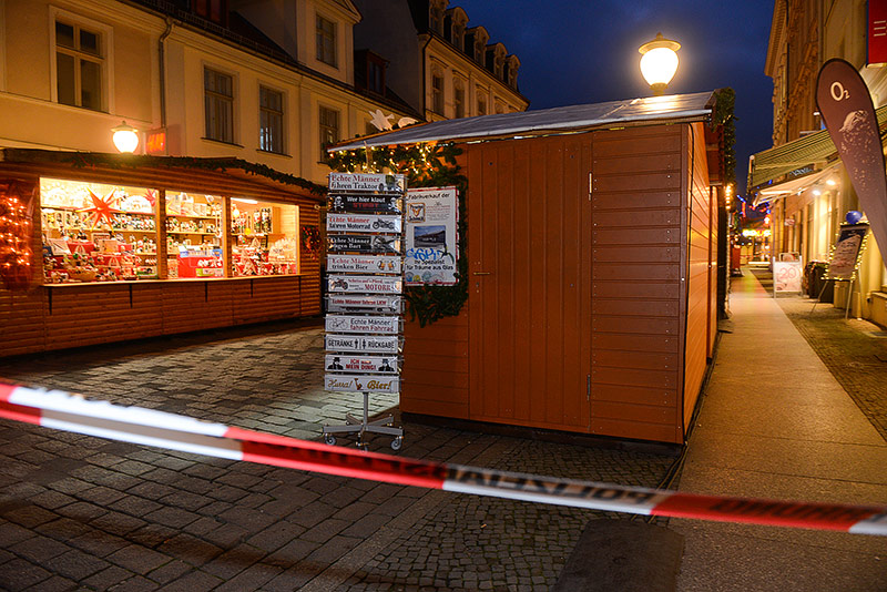 © APA/AP/dpa/Julian Staehle Polizisten vor dem abgesperrten Adventmarkt in Postdam