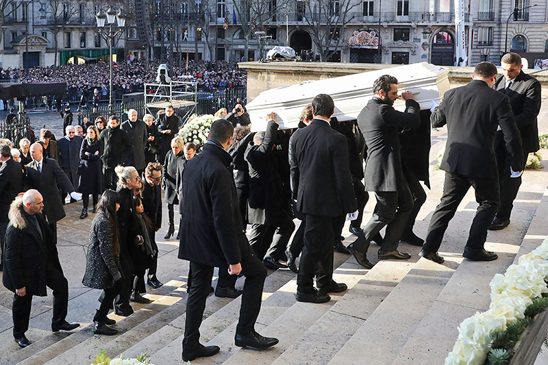 © APA/AP/Ludovic Marin Johnny Hallydays Sarg wird getragen