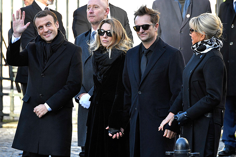 © APA/AFP/Bertrand Guay Johnny Hallydays Kinder David Hallyday und Laura Smet, sowie Frankreichs Präsident Emmanuel Macron mit seiner Frau