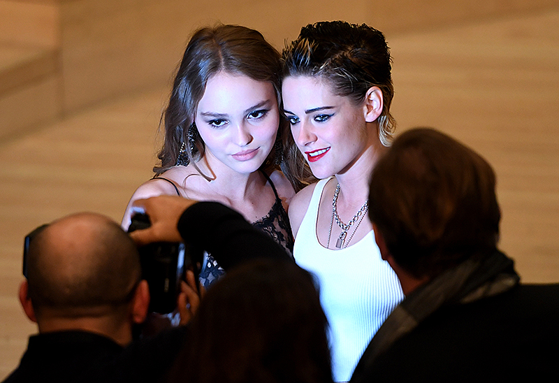 © APA/AFP/Patrik Stollarz Model und Schauspielerin Lily-Rose Depp und die Schauspielerin Kristen Stewart
