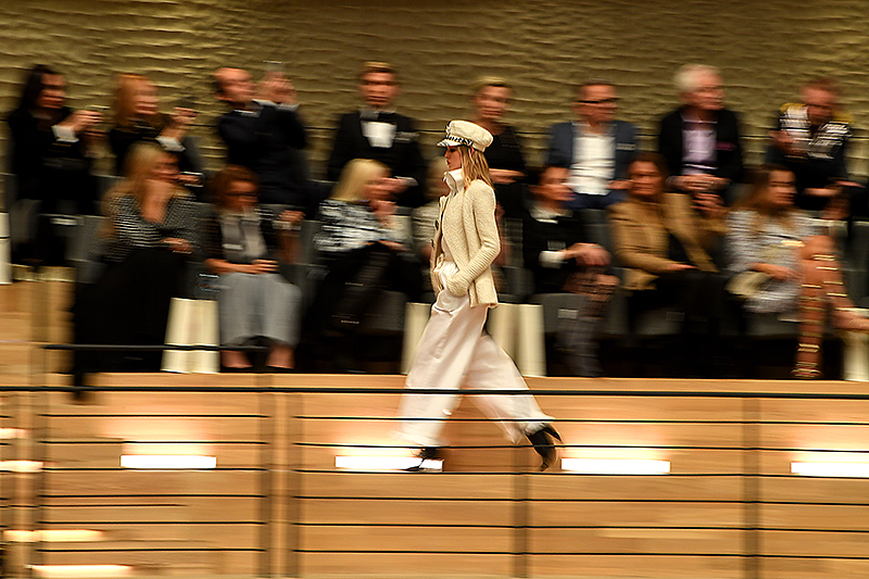 © APA/AFP/Patrik Stollarz Ein Model präsentiert eine Kreation von Lagerfeld
