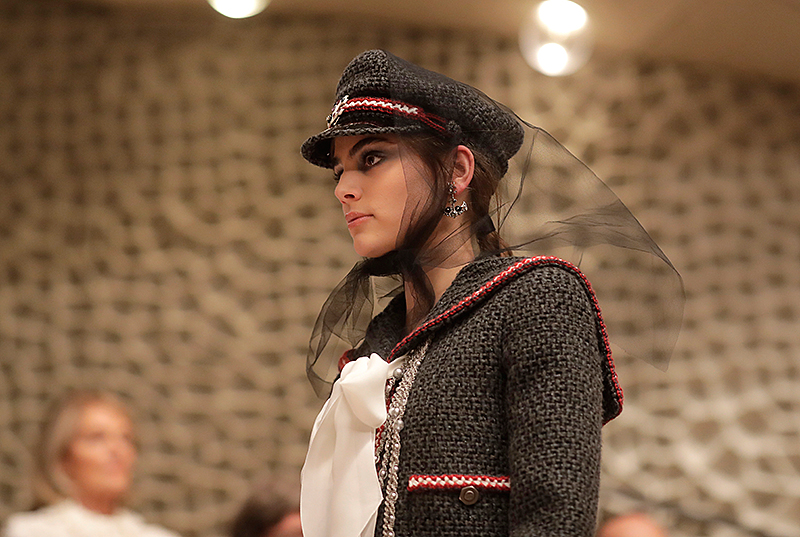 © APA/AP/Markus Schreiber Ein Model präsentiert eine Kreation von Lagerfeld