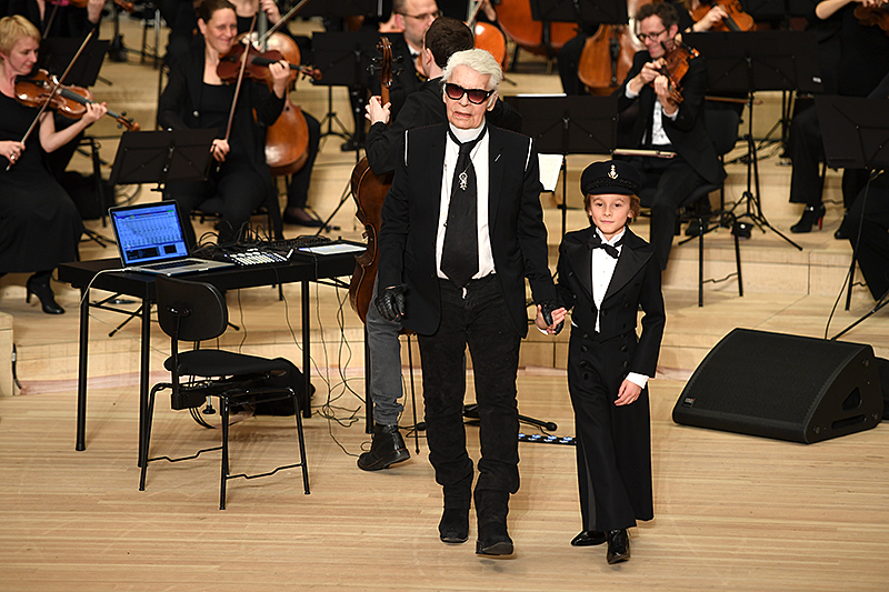 © APA/AFP/Patrik Stollarz Karl Lagerfeld mit einem jungen Model