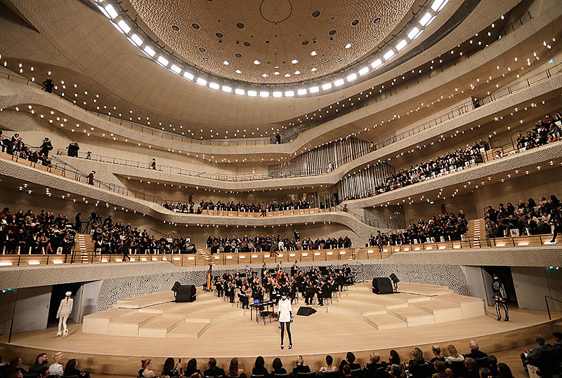 © APA/AP/Markus Schreiber Models in der Elbphilharmonie