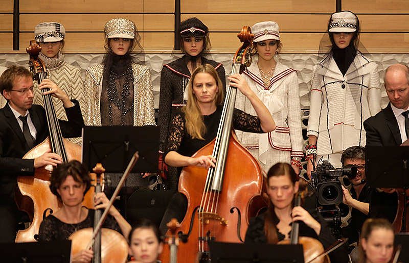© APA/AP/Markus Schreiber Models stehen hinter dem Orchester der Elbphilharmonie