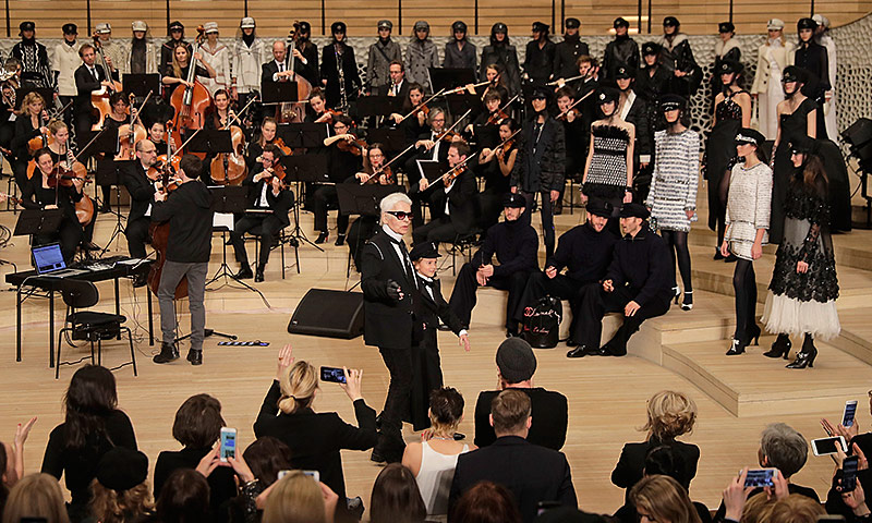 © APA/AP/Markus Schreiber Karl Lagerfeld inmitten des Orchesters und der Models in der Elbphilharmonie