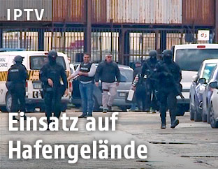 Einsatzkräfte am Hafengelände