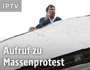 Georgischer Ex-Präsident und ukrainischer Oppositionellen Micheil Saakaschwili auf einem Hausdach