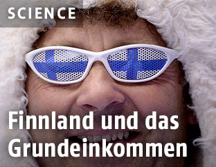 Ein Mann trägt eine Sonnenbrille mit finnischer Flagge