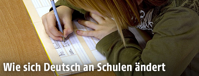 Volksschulkind bei einer Deutschaufgabe