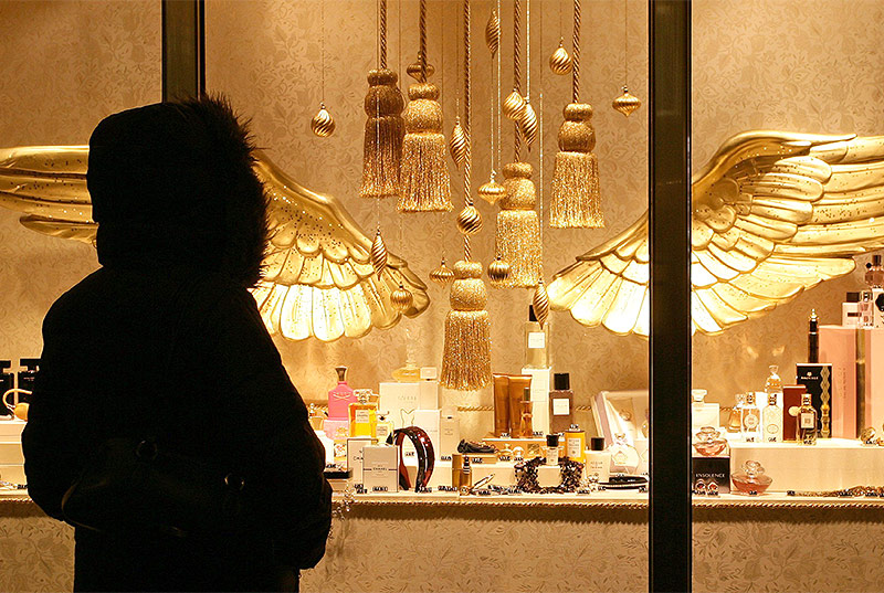 Weihnachtlich dekoriertes Schaufenster einer Parfümerie