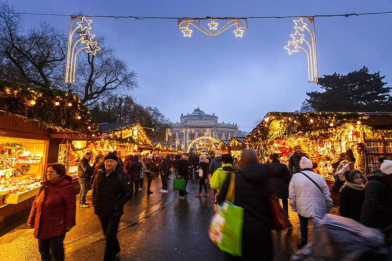 © ORF.at/Christian Öser Menschen auf dem Christkindlmarkt