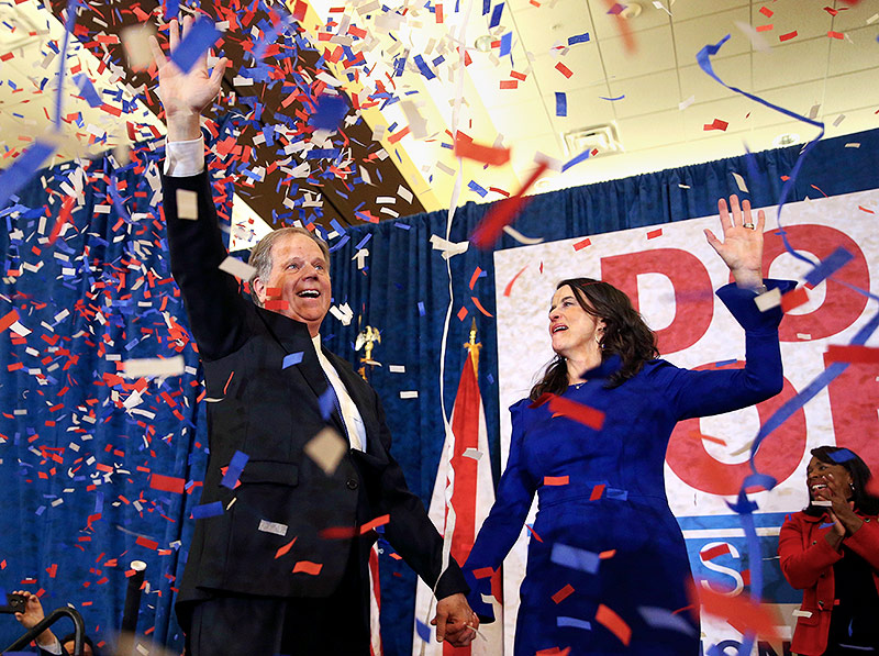 © APA/AP/John Bazemore Doug Jones mit seiner Frau Louise im Confetti-Regen