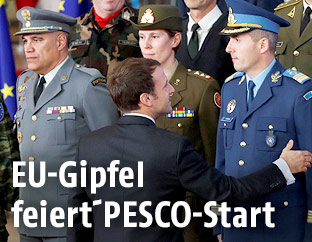 Emmanuel Macron mit europäischen Armeeangehörigen
