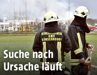 Feuerwehrm&auml;nner vor der Gasstation
