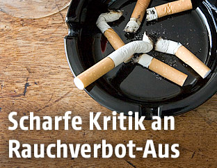 Zigaretten in einem Aschenbecher