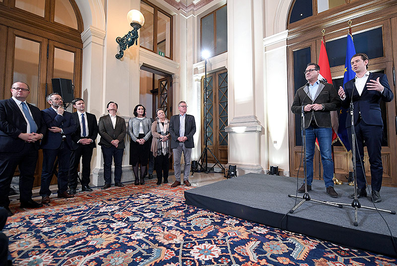 © APA/Roland Schlager Sebastian Kurz (ÖVP), Heinz Christian Strache (FPÖ) und die Verhandlungsteams