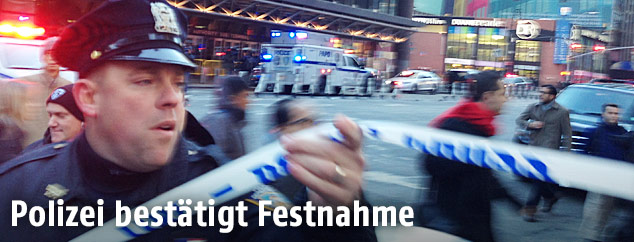 New Yorker Polizist hält am Ort der Explosion