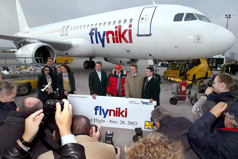 © APA/Harald Schneider Erster Airbus der neuen Fluglinie von Niki Lauda im Jahr 2003