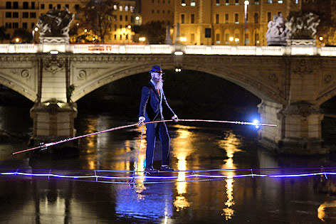© APA/AFP/Filippo Monteforte Andrea Loreni balanciert auf einem Seil in Rom über den Tiber