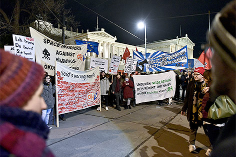 © APA/Herbert Neubauer Demo gegen Studiengebühren vor dem Wiener Parlament
