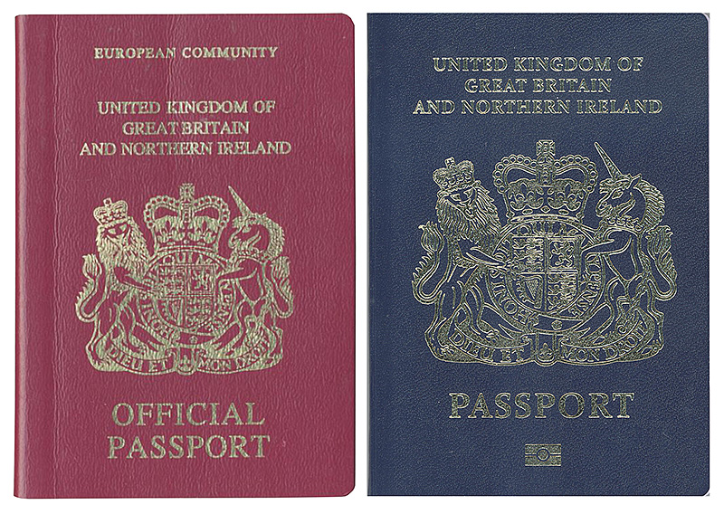 © APA/AFP/UK Passport Office Ein burgundroter und ein blauer britischer Pass auf einem Handout