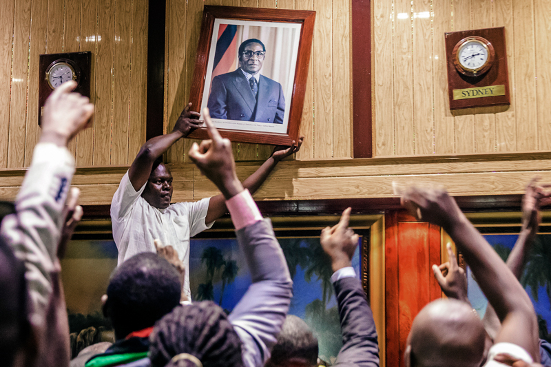 © APA/AFP/Jekesai Njikizana Robert-Mugabe-Portrait wird entfernt