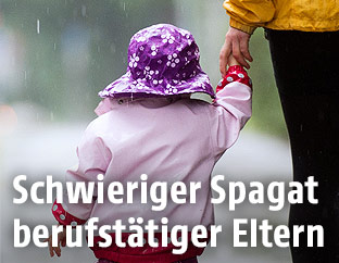 Vater bringt Sohn zur Schule