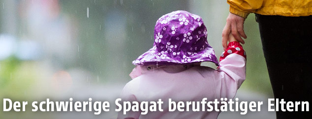 Vater bringt Sohn zur Schule
