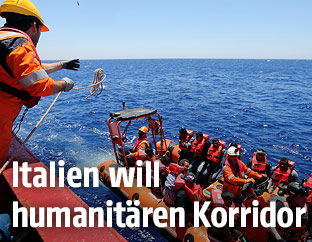 Rettung von Fl&uuml;chtlingen in Schlauchboot im Mittelmeer