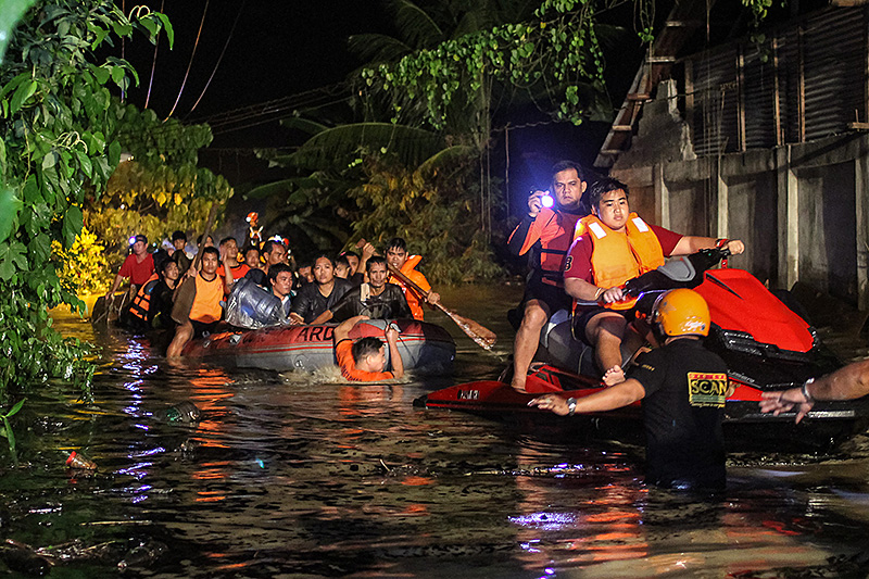 Rettungskräfte auf den Philippinen retten Bewohner nach dem Tropensturm