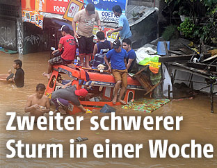 Bewohner retten sich auf das Dach eines Fahrzeugs