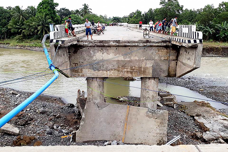 © APA/AP/Daisy Barimbao Eingestürzte Brücke