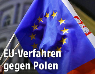 EU-Flagge &uuml;ber der polnischen Flagge