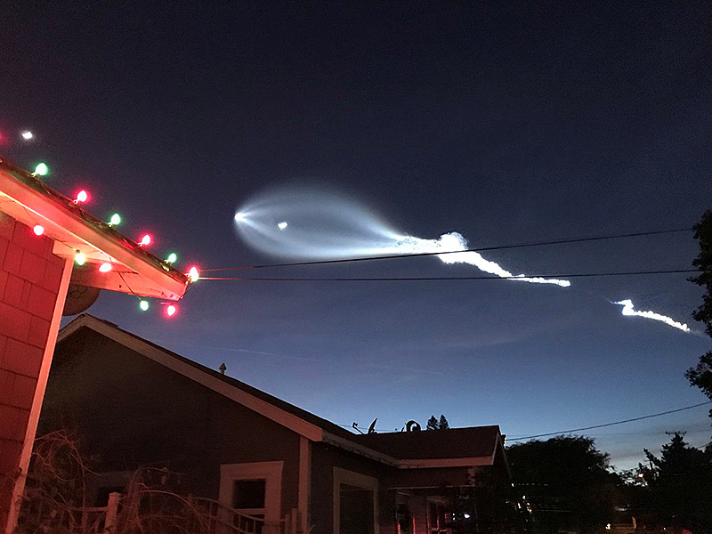 © Reuters/Twitter/Amanda Stiles/@alias_amanda Eine SpaceX-Falcon-9-Rakete über dem Himmel von El Sugundo (Kalifornien)
