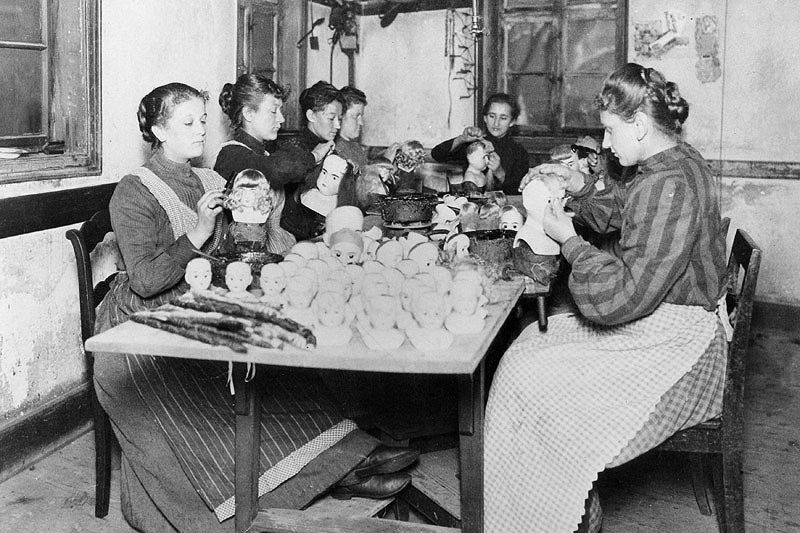 © picturedesk.com/Ullstein Bild Spielzeugfabrikation in Sonneberg, 1905