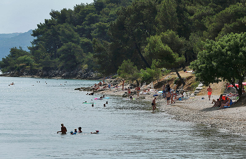 © Reuters/Antonio Bronic Menschen baden in der Bucht von Piran