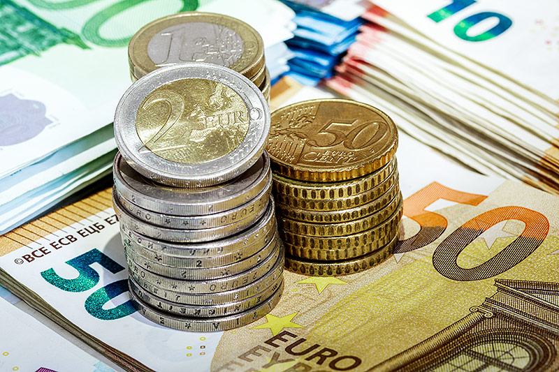 Euro-Münzen auf Euro-Geldscheinen