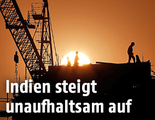 Bauarbeiter bei Sonnenuntergang