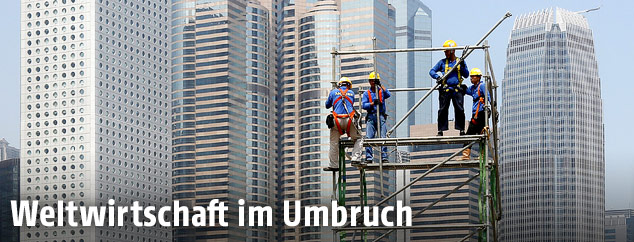 Baustelle vor Wolkenkratzern