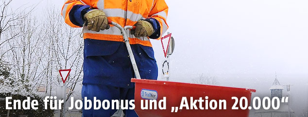Arbeiter beim Salzstreuen