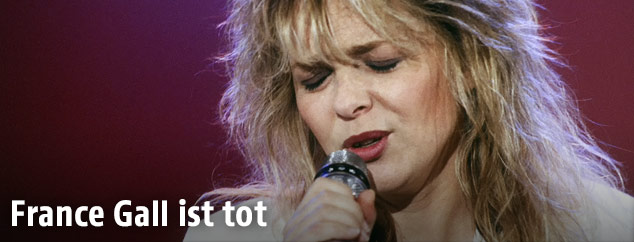 Archivbild aus den 80er Jahren zeigt die französische Sängerin France Gall singend während eines Fernsehauftritts