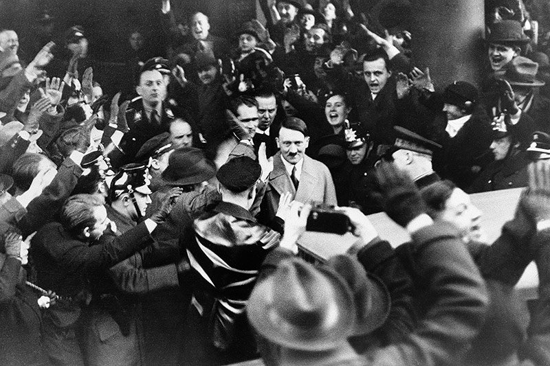 © AP Adolf Hitler 1933 in Berlin